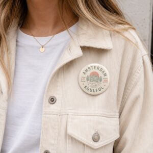56mm button met dubbele magneet op jasje gedragen