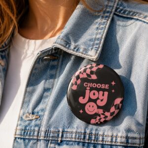 Mega grote 100mm button gedragen op festival