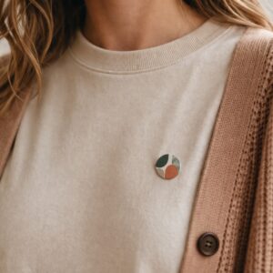 Persoon draagt 25mm button met eigen ontwerp op shirt