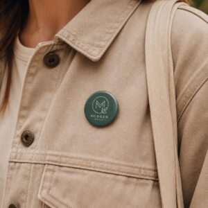 Ronde 37mm button met bedrukking gedragen op jas