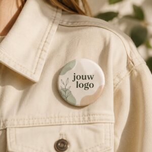 Grote 75mm button met bedrukking gedragen op jas
