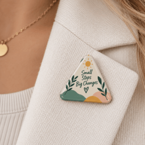 Alternative view of Driehoekige button met speld